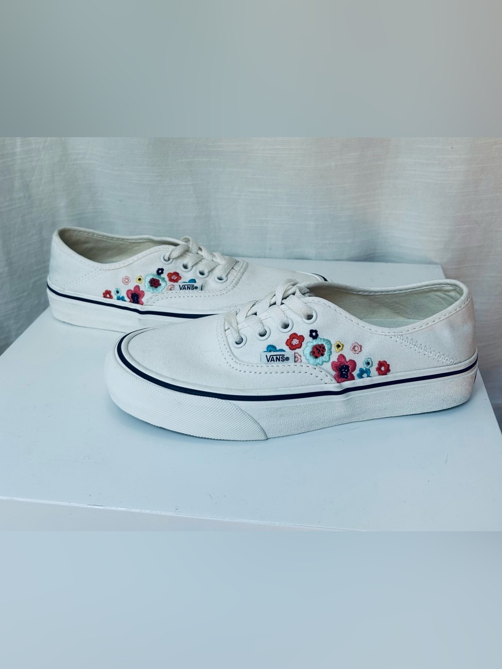 Vans NWOT White Eco Canvas Lace-Up‎ Sneakers with Multicolor Floral Embroidery